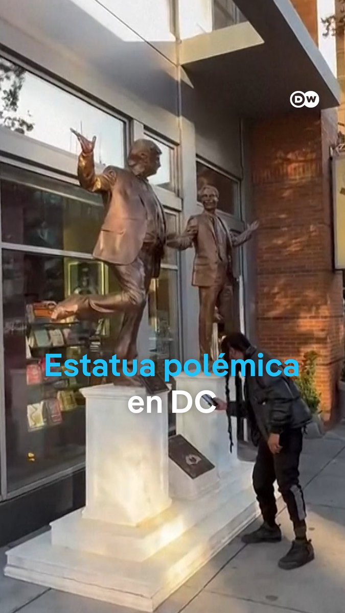 Vuelve a DC la estatua que muestra a Trump y Epstein La escultura Best Friends Forever, que retrata a Trump y Epstein en tono satírico, volvió a instalarse en Washington D.C., meses después de su remoción del National Mall. Su reaparición coincide con nuevas menciones al expresidente en correos del archivo Epstein y reaviva el debate político en la capital.
