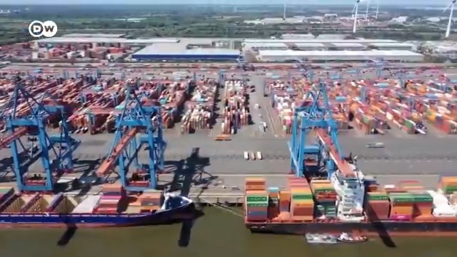 【经济停滞不前:德国今明两年前景悲观】 德国今年的经济增长预计仅为0.2%。德国政府经济顾问小组发布的报告还指出,这个昔日的出口强国已很难摆脱经济停滞不前的局面。#dwbusiness