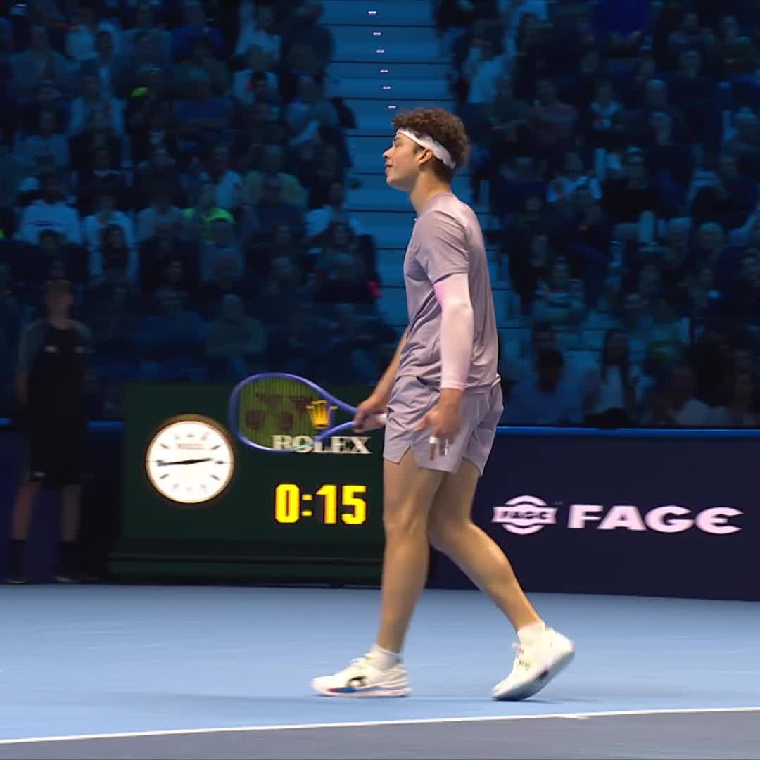 JANNIK SINNER WINS A RIDICULOUS POINT AGAINST SHELTON IN TURIN. Absurd anticipation to defend Ben’s overhead. Reads the game like a book. 😮‍💨😮‍💨😮‍💨 🇮🇹🦊