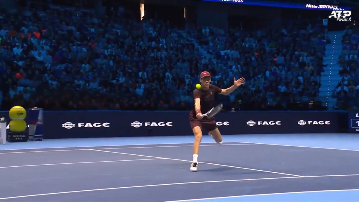 Jannik Sinner hits an UNREAL volley against Ben Shelton at the ATP Finals in Turin. Barely drops over the net. The spin he put on that thing was filthy… That ball has its own orbit. 🤯🤯🤯
