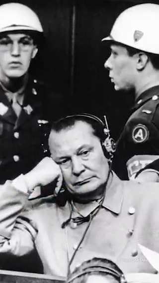 【纳粹二号人物戈林：在法庭拒不认罪的战犯】 80年前，对纳粹战犯的纽伦堡审判拉开帷幕。赫尔曼·戈林曾是纳粹德国第二号人物。在接受盟国审讯过程中，戈林始终否认所有罪行，没有表现出任何悔改之意。被判决死刑后，戈林在牢房自杀。