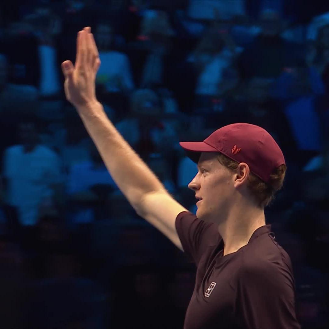 Lo más sorprendente de las victorias de Sinner en las ATP Finals es la facilidad con las que las logra. Como si se guardase incluso una marcha más. Ya son 8 victorias seguidas en este torneo sin perder ni un solo set.