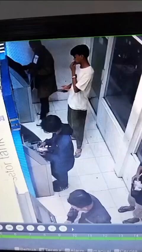 Orang pertama berniat setor tunai 1.900.000, tetapi 50k nya keluar karna ditolak mesin, dia ambil uang 50k tersebut lalu pergi, sedangkan transaksi masih berlangsung, begitu tiba giliran mas baju putih, dia tau dan membatalkan transaksi org sebelumnya, uang 1.850.000 keluar dari mesin dan diambil Mas baju putih.