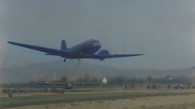 A demo of a Waco Glider landing and after unloading being pulled back into the air by a C-47 still in flight using a Glider Snatch pick-up (GSPU) in March 1945. Came in handy for evac of wounded during Normandy. The logistical tech that WWII helped discover is really amazing.🫡