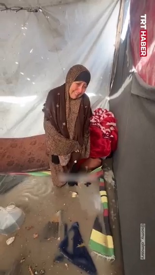 Gazzeliler su basan çadırlarında hayata tutunmaya çalışıyor…