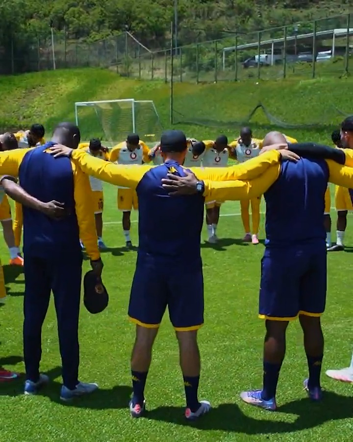 This week's training session at the Kaizer Chiefs Village. Watch more on YouTube! 💻📱 #Amakhosi4Life