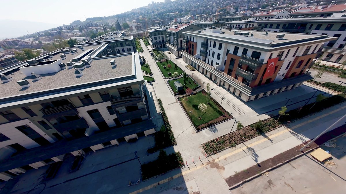 Vatandaşlarımıza verdiğimiz sözleri yerine getiriyoruz; kadim şehirlerimizi altyapısı, çevre düzenlemesi ve konutlarıyla yeniden ayağa kaldırıyoruz. Yarın deprem bölgemizdeki 350 bininci konutumuzu inşallah hak sahibi kardeşlerimize teslim edeceğiz. Şimdiden hayırlı olsun.
