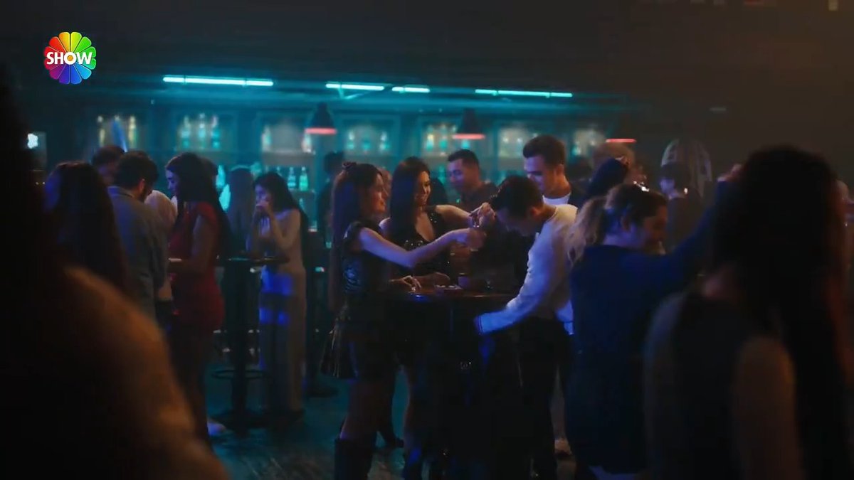 Çimen ve Emir tanışması! #KızılcıkŞerbeti yeni bölümüyle @showtv’de. @goldyapim