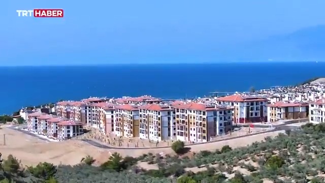 "Yarın deprem bölgemizdeki 350 bininci konutumuzu hak sahibi kardeşlerimize teslim edeceğiz" Cumhurbaşkanı Erdoğan: Vatandaşlarımıza verdiğimiz sözleri yerine getiriyoruz; kadim şehirlerimizi altyapısı, çevre düzenlemesi ve konutlarıyla yeniden ayağa kaldırıyoruz.
