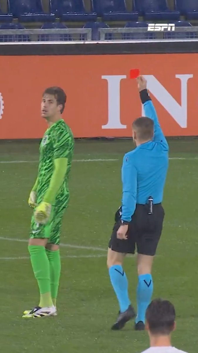 Tom de Graaff krijgt direct rood na miscommunicatie met Wouter Goes 🟥