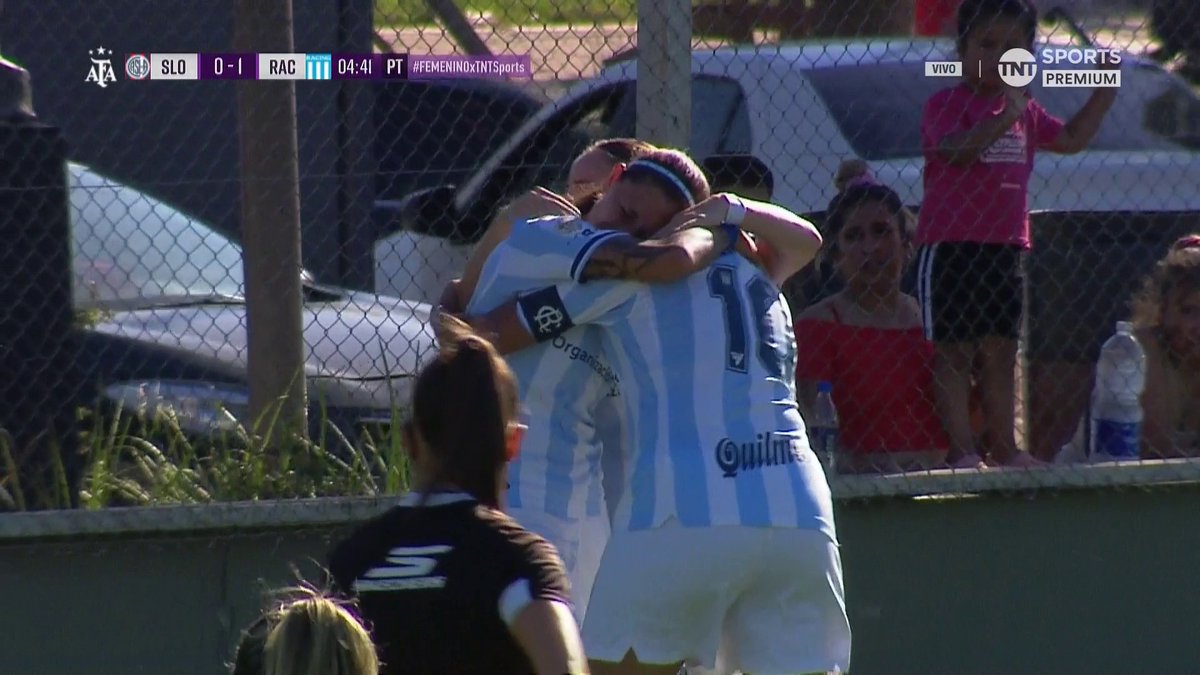 RACING SE PONE EN VENTAJA 🎓 Agostina Holzheier tiró el centro para que Rocío Bueno ponga el 1-0 ante San Lorenzo. Viví el #FemeninoxTNTSports y disfrutalo también en HBO Max 👉 #Suscribite