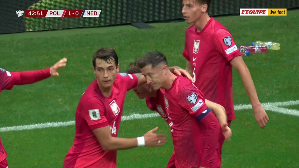 Superbe service de Lewandowski pour Kaminski, qui ouvre le score pour la Pologne contre les Pays-Bas, quelques instants avant la mi-temps #lequipeFOOT Suivez le match en direct ➡️