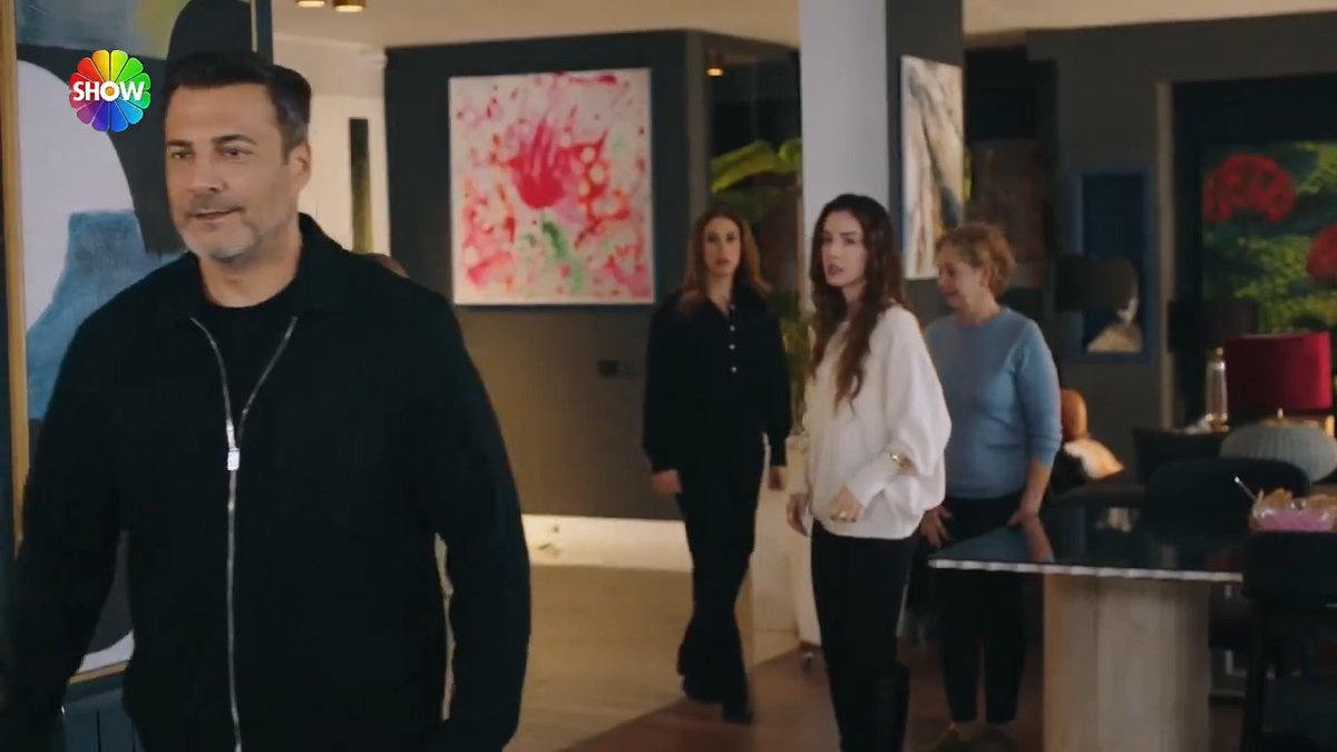 Ömer, evine dönüyor ama eşyalarını almaya… #KızılcıkŞerbeti yeni bölümüyle Show TV’de. Gold Film