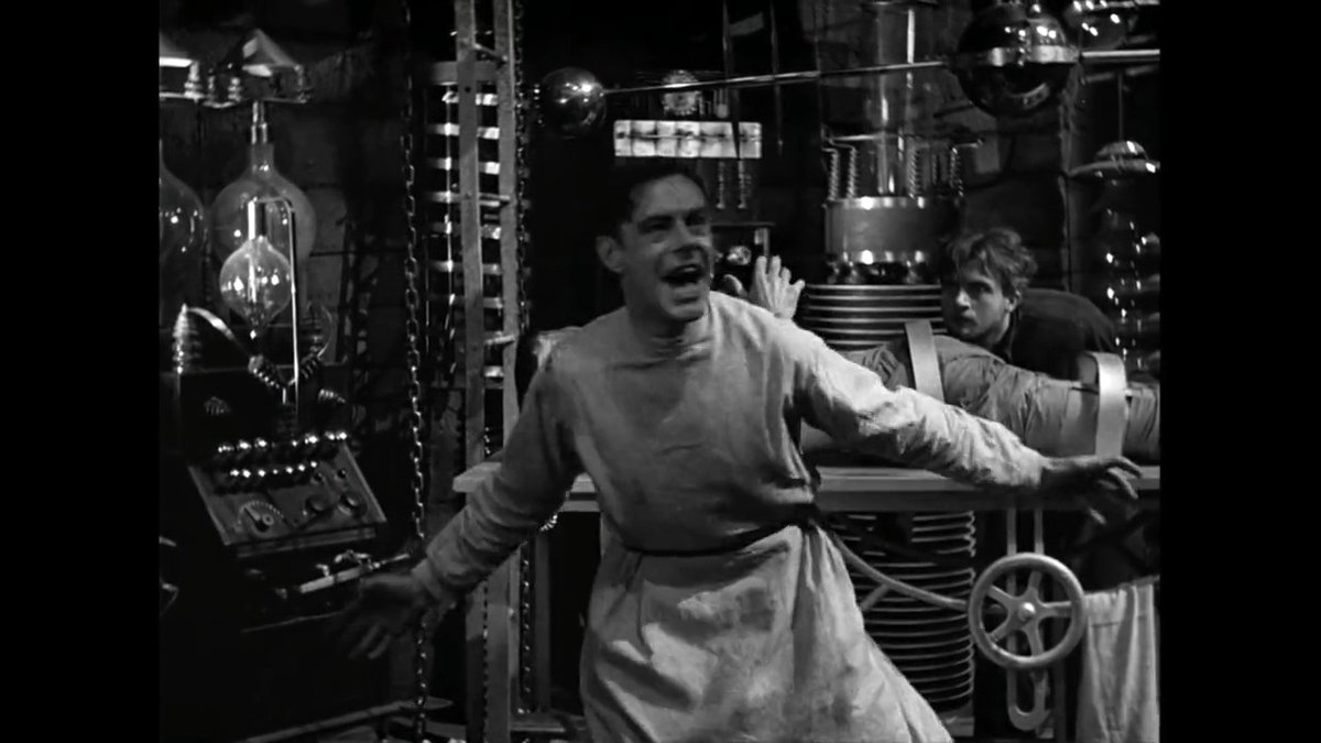 La tormenta, los rayos, la ambientación, la locura en los ojos del doctor mientras grita: “¡está vivo!” Imagínate ver eso en el cine hace casi 100 años. Pelos de punta. “Frankenstein”(1931)