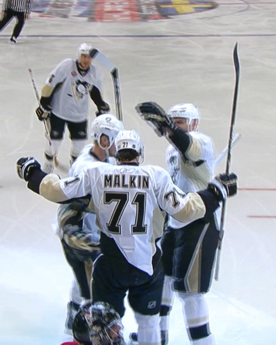 2008 ➡️ 2025 17 years later, the ageless Evgeni Malkin scores again in the first game in Sweden! 🤯 #NHLGlobalSeries 🇺🇸: NHL Network 🇨🇦: Sportsnet or stream on Sportsnet+ ➡️