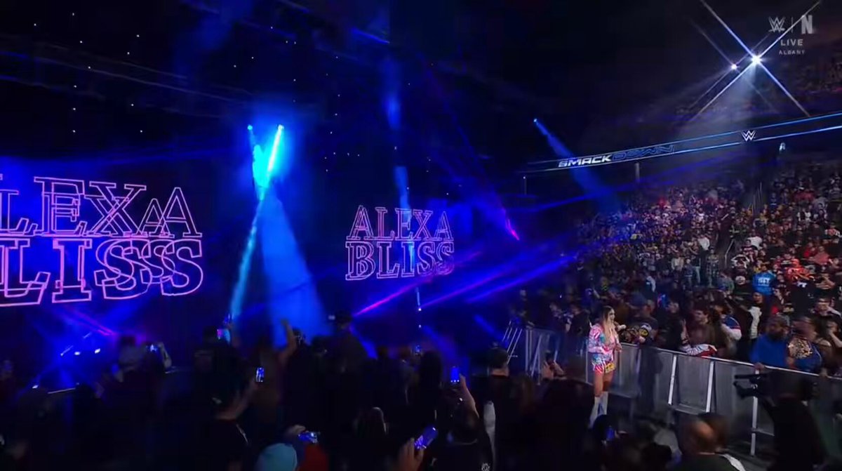 ALEXA BLISS MAKES HER ENTRANCE!! #SmackDown