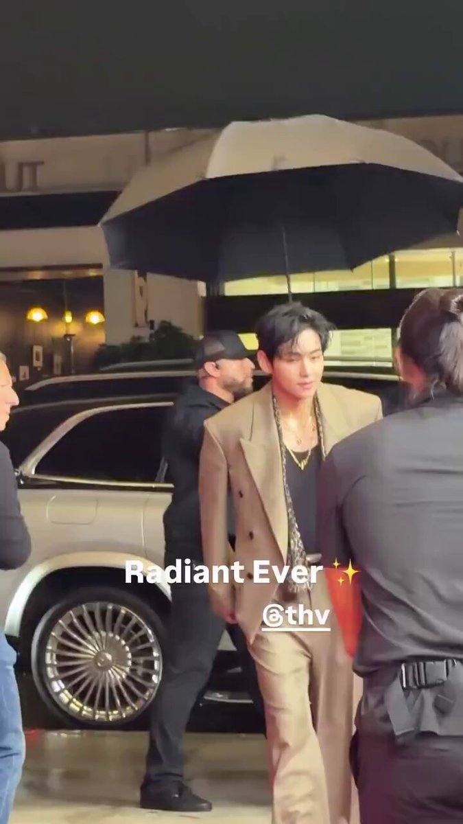 So you’re telling me the richest man in Korea loves rocking tiger scarves to attract more wealth energy? Ohhh that man is actually insane I’m obsessed