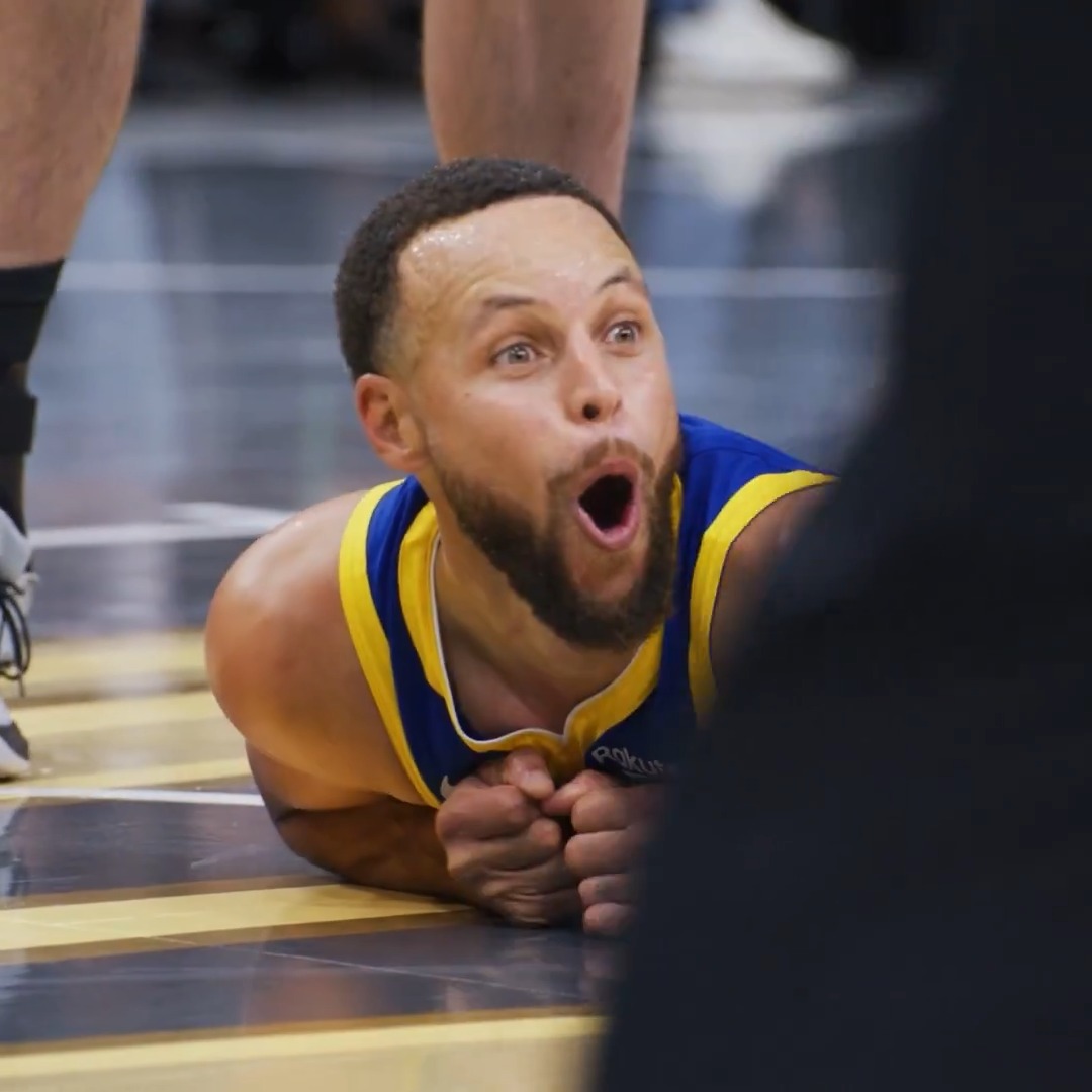 Olha isso aqui O marcador nem estava encostando no Curry na hora do arremesso Curry arremessou essa bola nada a ver porque sabia que teria um contato A bola caiu na cesta E a falta veio And one