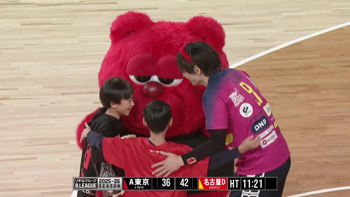 本日のハーフタイムは、 #東京グレートベアーズ から#9 戸嵜嵩大選手、#26 伊藤吏玖選手が駆けつけてくれました🏐💫 子どもたちと一緒にTIC TAC THROWに挑戦🏀🏐💪 ありがとうございました🙌 📡ハーフタイムもバスケットLIVE #アルバルク東京 #グレベア