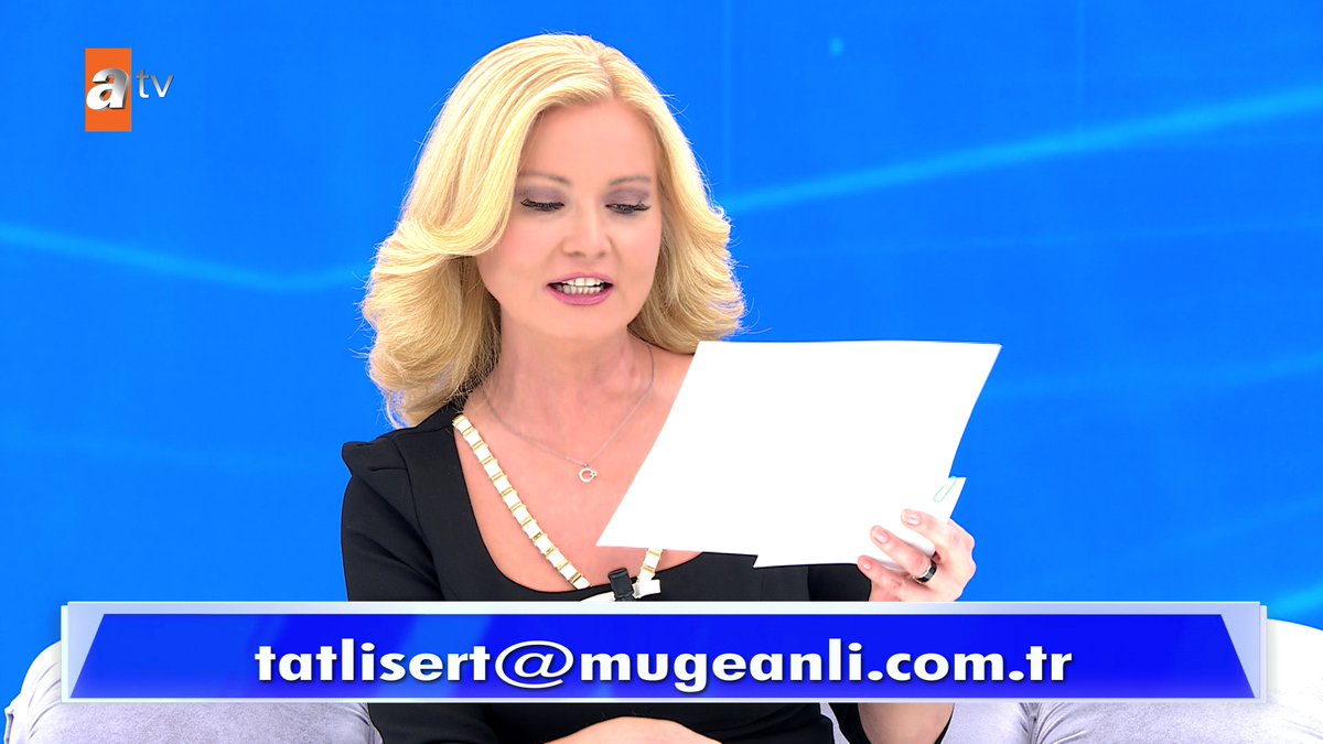 Emine Erdoğan, Müge Anlı'ya Afrika Yemek Kültürü kitabı hediye etti.