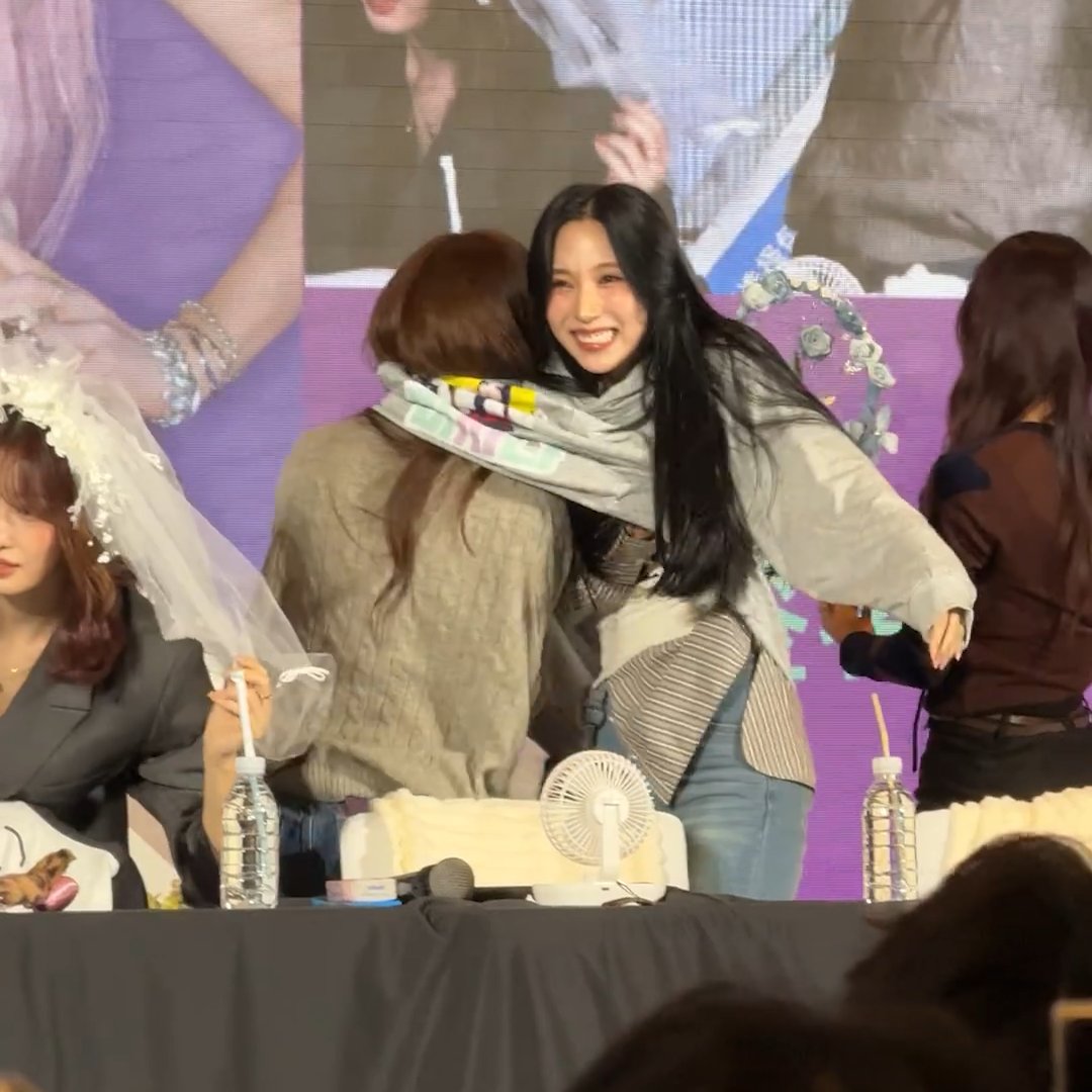 Mina and Sana struggling to get out of their connected hoodie 😭