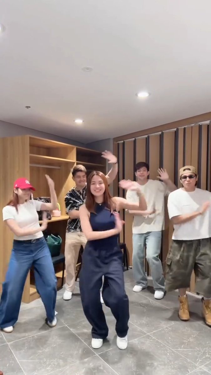 We can’t stop replaying this clip of #JulieAnneSanJose, brothers #RayverCruz and #RodjunCruz, #MiguelTanfelix, and #YsabelOrtega! 🤩✨ 🎥: Julie Anne San Jose/Instagram #JulieVer #YsaGuel