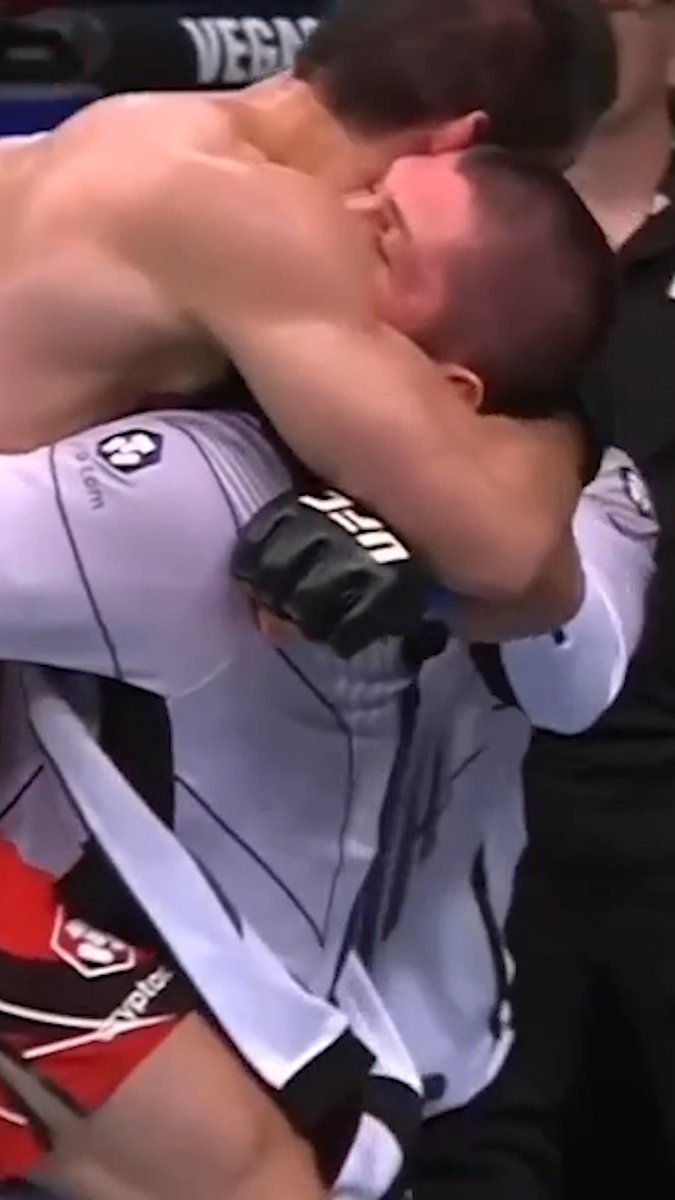 Coach Khabib a toujours été dans le coin d’Islam Makhachev. 🦅❤️