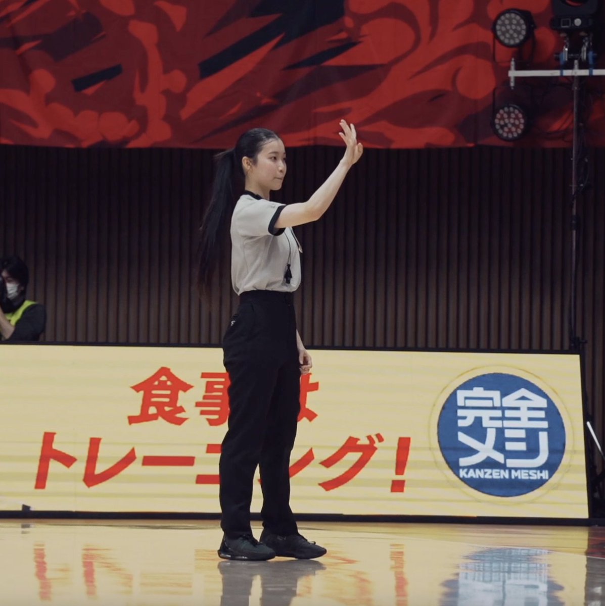 世界での活躍を目指す女子高生審判✨️ 本日の岐阜女子vs航空北海道で #U18日清食品トップリーグ デビュー!! 実践学園3年 三海 世奈 #U18日清食品リーグ #高校バスケ