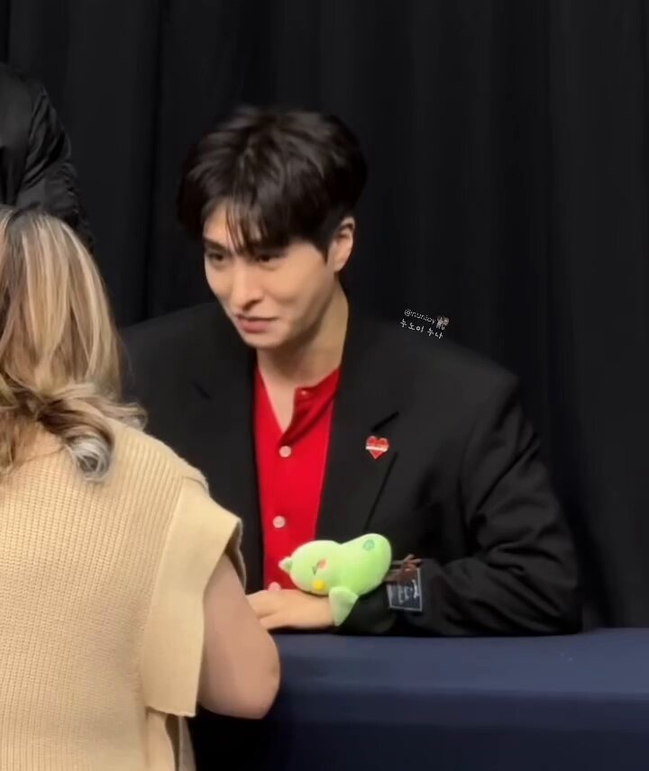 🙋‍♀️ : ยังจำนูน่าได้มั้ย 👶🏻 : ทำไมจะจำไม่ได้ที่นูน่าไปดูคอนเสิร์ตพี่คีย์ไง แล้วได้ไปอีกอีกรึเปล่า 🙋‍♀️ : ป๊าดดด นูน่าไปครั้งเดียวเอง ที่เหลือคือเธอคนเดียวเลยนะทุกประเทศเนี่ย 👶🏻 : 😏 ตูไปหาพี่คีย์ 1 ครัังนางจำตลอดปัยยยย จะล้าแบ้ #Youngjae