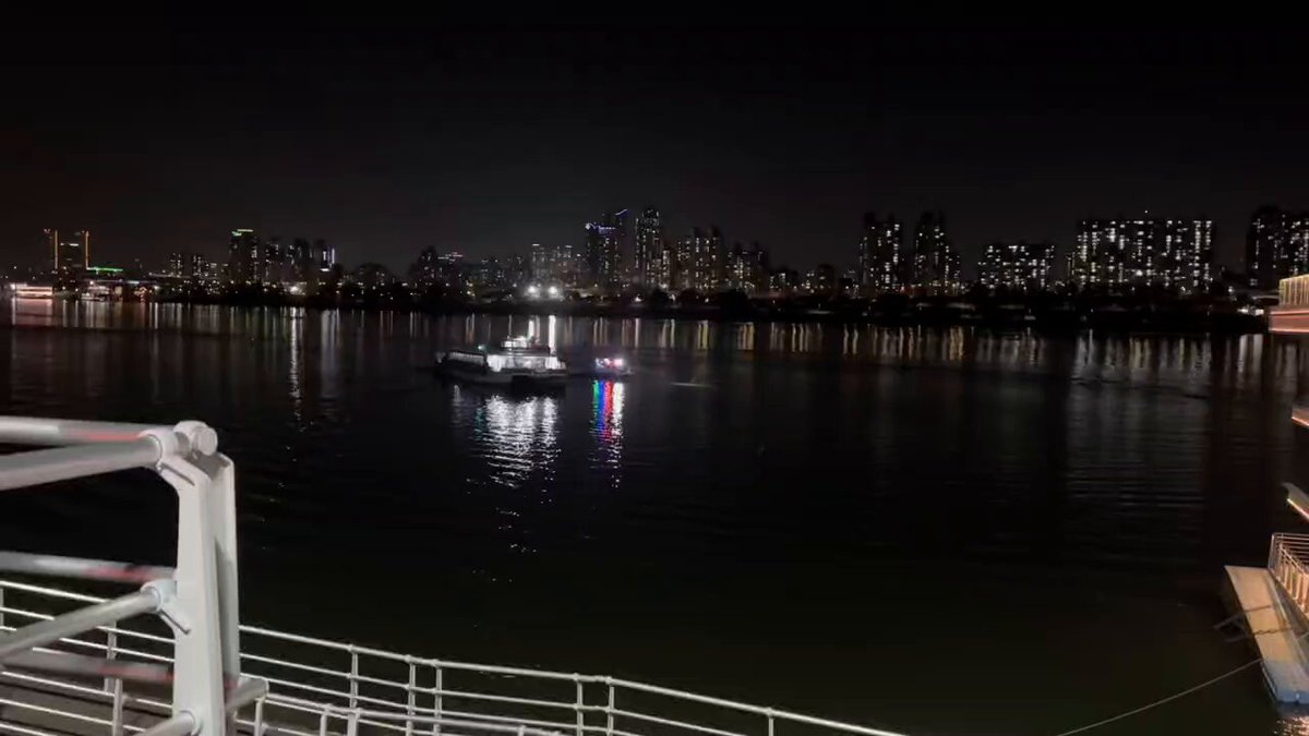 한강버스 제보가 들어왔습니다. 잠실선착장에 저수심 때문에 접안이 안돼 작은 배로 승객을 나르고 있다고 합니다. 별문제가 없으면 좋겠습니다.