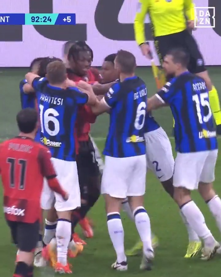 E questo invece? Mamma mia che derby - Tomori che esulta come un pazzo per un 1 a 2 - Maignan che sale sull'ultimo corner - Loro super nervosi fin dal primo minuto IL PIÙ BELLO DI SEMPRE ⭐️⭐️