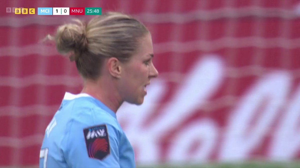 Man City lead Man Utd!! Khadija Shaw ➡️ Rebecca Knaak ➡️ back of the net ⚽ #MCIMUN
