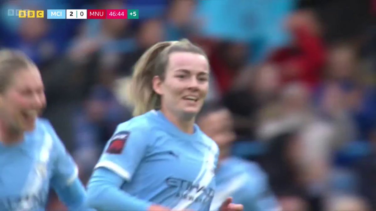 What a hit!! Lauren Hemp introduces the ball to the top bins 🚀 Man City are three up before HT... #MCIMUN
