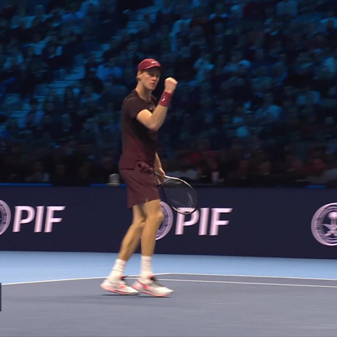 Jannik Sinner casually slapping one of the most gorgeous sliding backhands you’ll ever see. Stunned. 😮‍💨😮‍💨😮‍💨