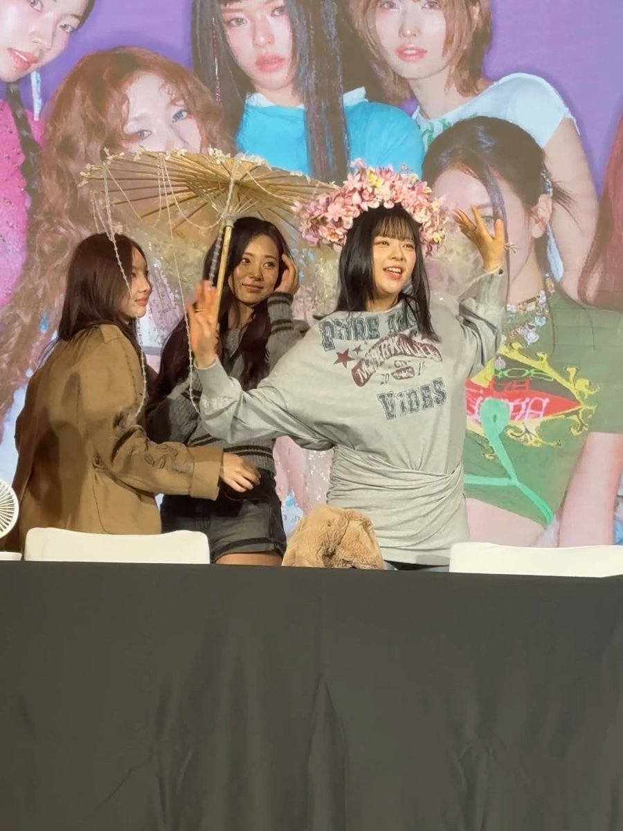 Tzuyu posing with the umbrella until Nayeon and Jeongyeon come to mess with her 😭