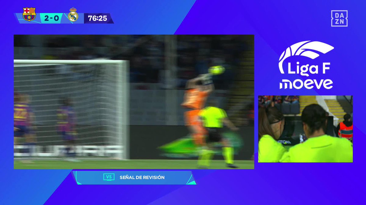 "¿Es broma?" 🔊 Tras revisarlo, la árbitra pitó penalti de Cata Coll sobre Athenea del Castillo y esta fue la reacción de la portera del FC Barcelona #LigaFenDAZN ⚽