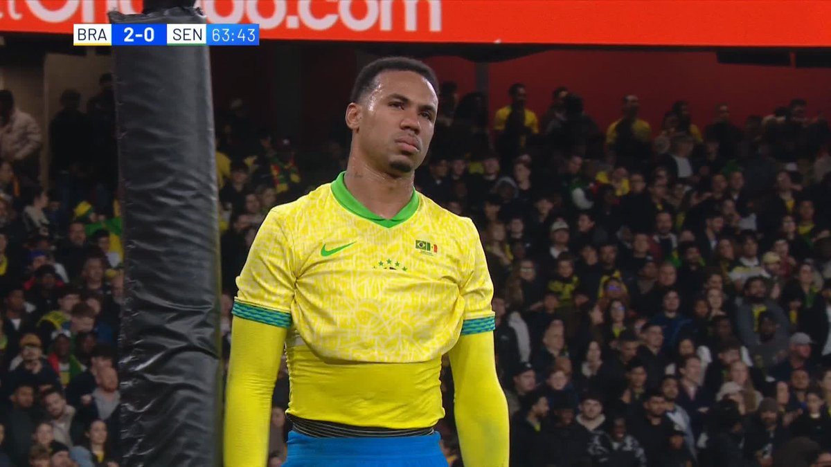 Gabriel is forced to come off after taking a knock 🤕 Worrying signs as he looks to be in some pain 😳