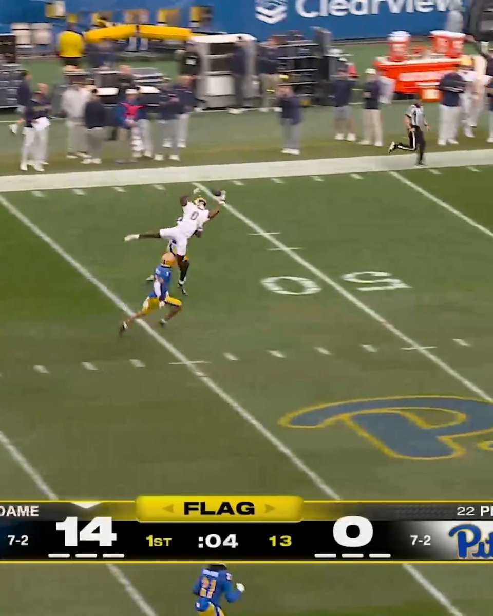 WHAT A CATCH BY MALACHI FIELDS 😱 Watch No. 9 Notre Dame vs. No. 22 Pittsburgh Panthers on ABC and the ESPN App ➡️