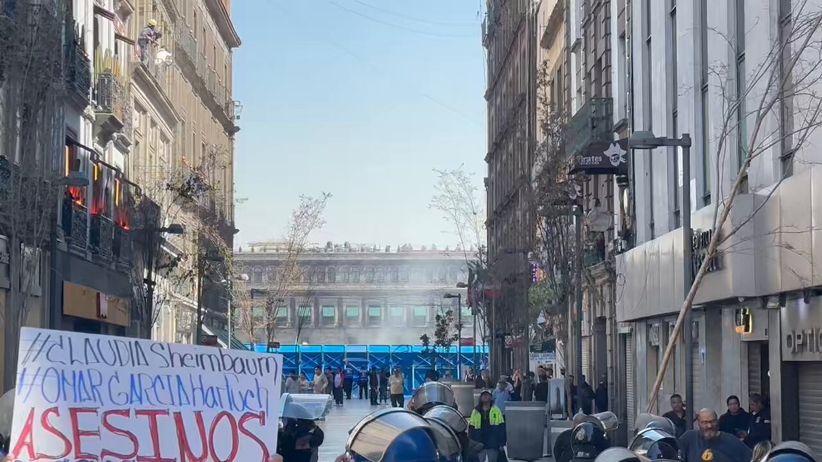 No hay acceso al Zócalo por Madero A quienes lograron pasar a la explanada ya los están gaseando