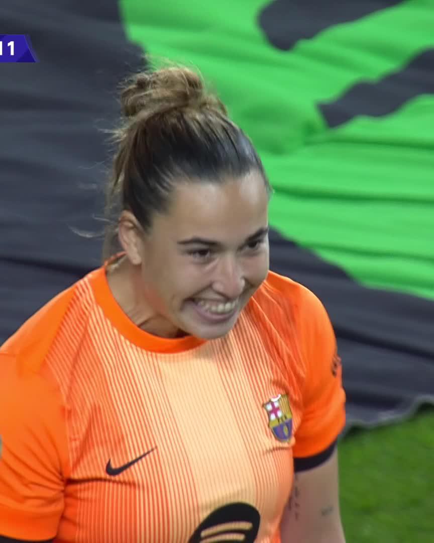Es literalmente imposible que una portera de fútbol femenino y además con esa altura y ese peso pueda parar ese lanzamiento con esa velocidad y altura sin adelantarse antes con los 2 pies sobre la línea Robo al RMFem. Uno más Hasta cuando?