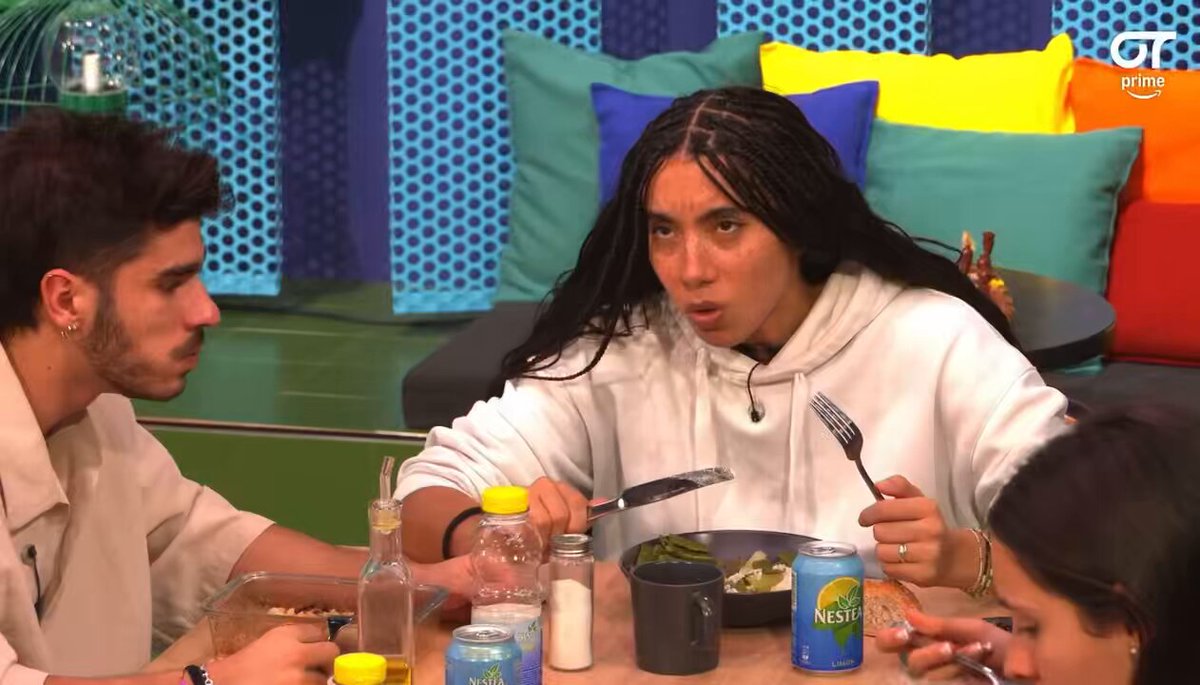 Téyou: cuando ha venido mi novia ha sido como muy romántica y peliculera la escena porque la he visto corriendo a lo lejos y yo corriendo hacia ella y llovía y el cielo estaba gris Cris: que poco intensa mi niña Téyou: es que soy lesbiana jsjsjs la amo #OTDirecto15N