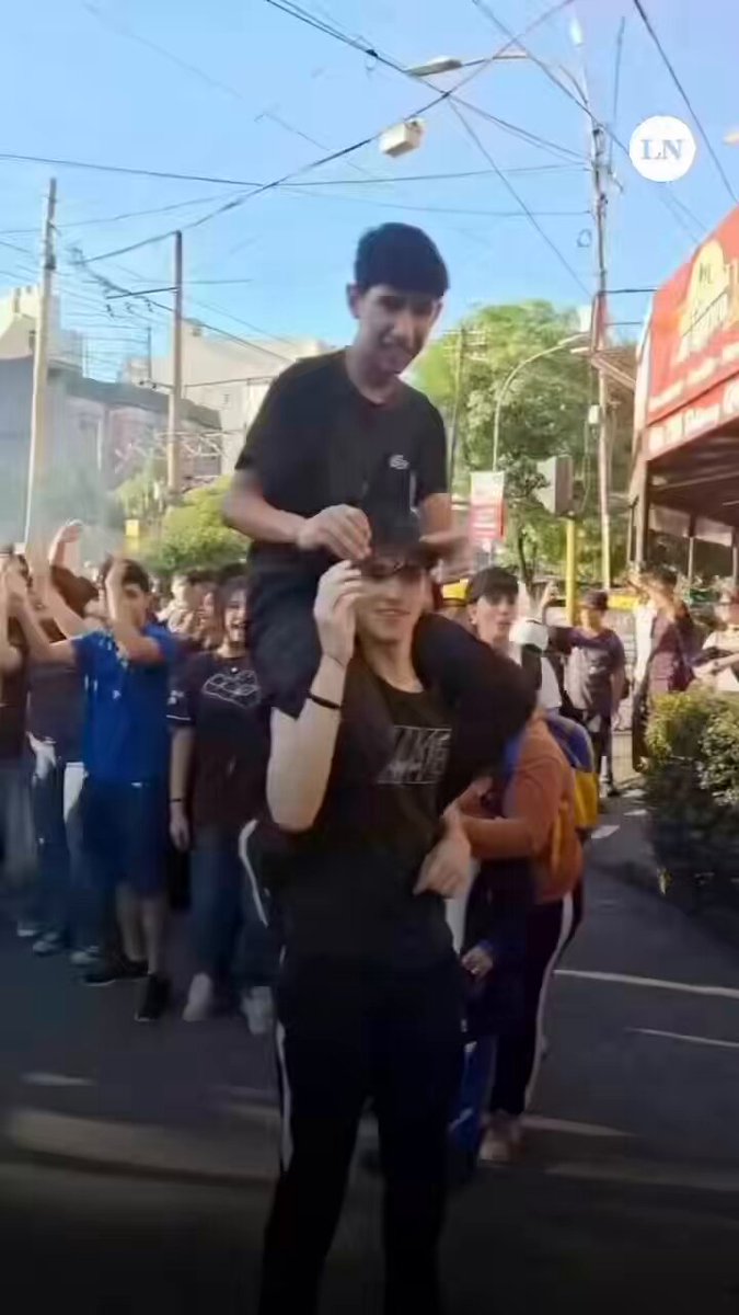 Protesta estudiantil en Lanús: alumnos reclaman por cierre de feria de ciencias y apuntan contra la gestión K. ¿Lo viste en algún lado? Al kirchnerismo le chupa un huevo la ciencia