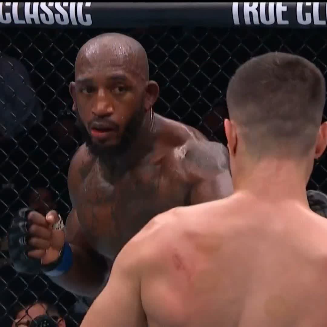 🚨🚨🚨🚨🚨🎥 بالإعادة البطيئة ... يا لطييييف 🔥🔥👊🏼 #UFC322