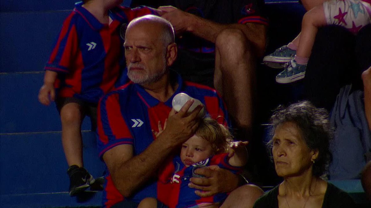 ¡¡CUIDADO, POR FAVOR!! Este hincha de San Lorenzo estaba muy concentrado en el partido y no acertó a la hora de darle la mamadera al pequeño. 😳😂