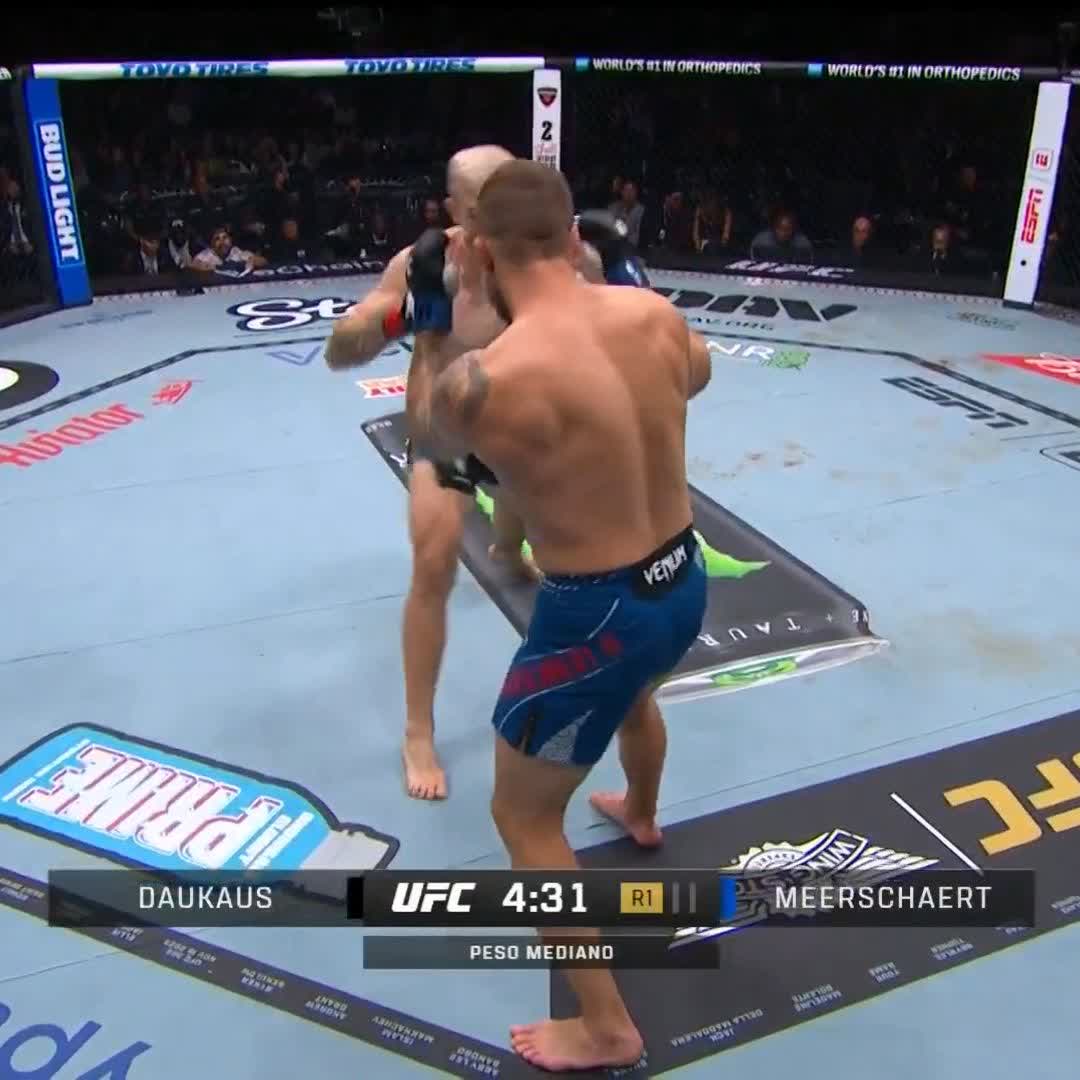 A finalização de 🇺🇸 Kyle Daukaus sobre 🇺🇸 Gerald Meerschaert no UFC 322, agora há pouco, em Nova York. #UFC #UFCBR #UFC322