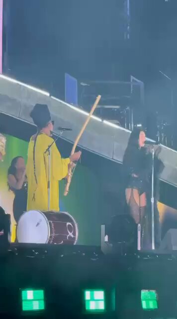 🚨SIMPLESMENTE DUA LIPA CANTANDO “MAGALENHA” COM CARLINHOS BROWN!