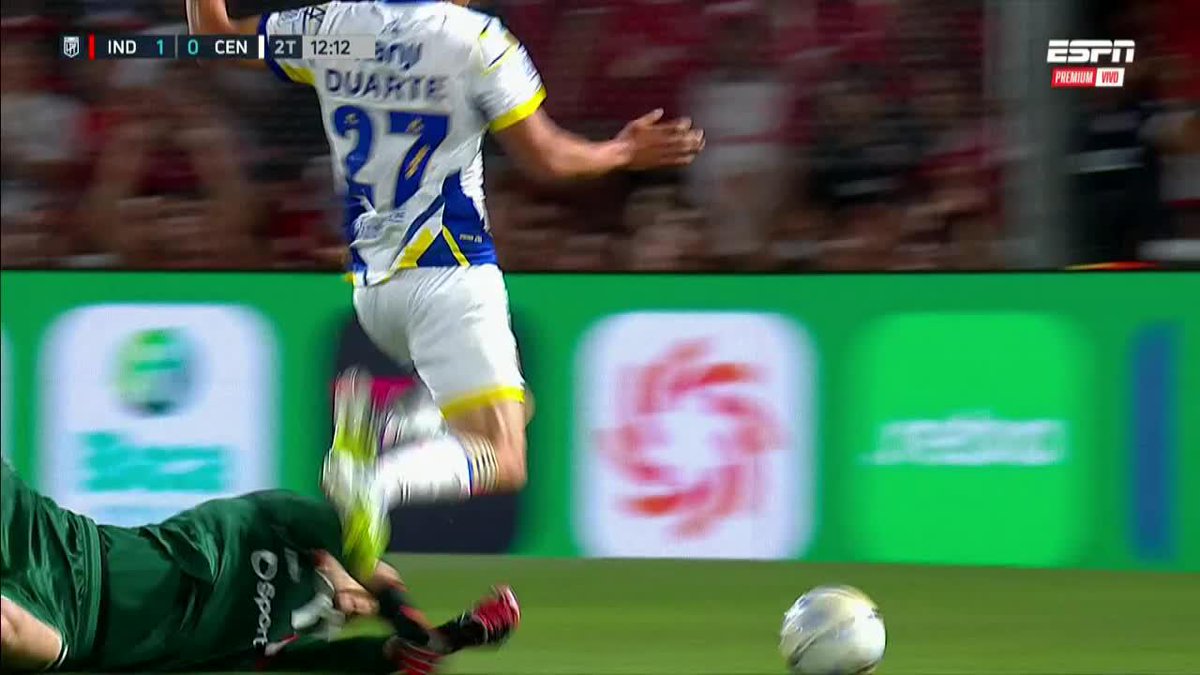 🤑🔵 LA SANA COSTUMBRE: CASI LE REGALAN UN NUEVO PENAL A ROSARIO CENTRAL❗️ 🥳 Zunino se llevó el pito a la boca pero dudó y no cobró “falta” de Rey. ❌ Hubiese sido un robo a Independiente. 🗣️ Malacostumbrados, reclamaron su penal de cada día 👇