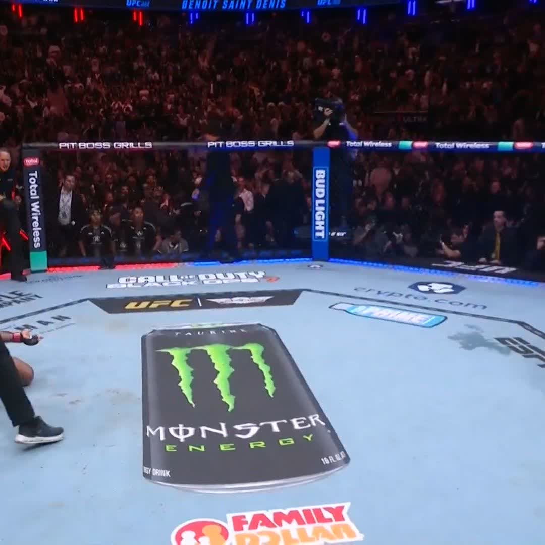 😱 Il ne lui a pas laissé le temps !!! Benoît "God of War" Saint Denis s'impose par KO au premier round 📺 Regardez le #Vechain #UFC322 EN DIRECT sur 🇫🇷 RMC Sport 1 et sur 🇧🇪 VOOSport World