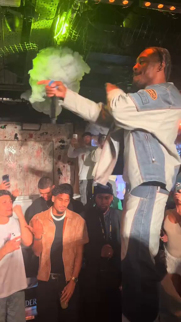 Lil Tjay’s latest performance at Applebee’s goes viral. 🔥🎤🍎🐝