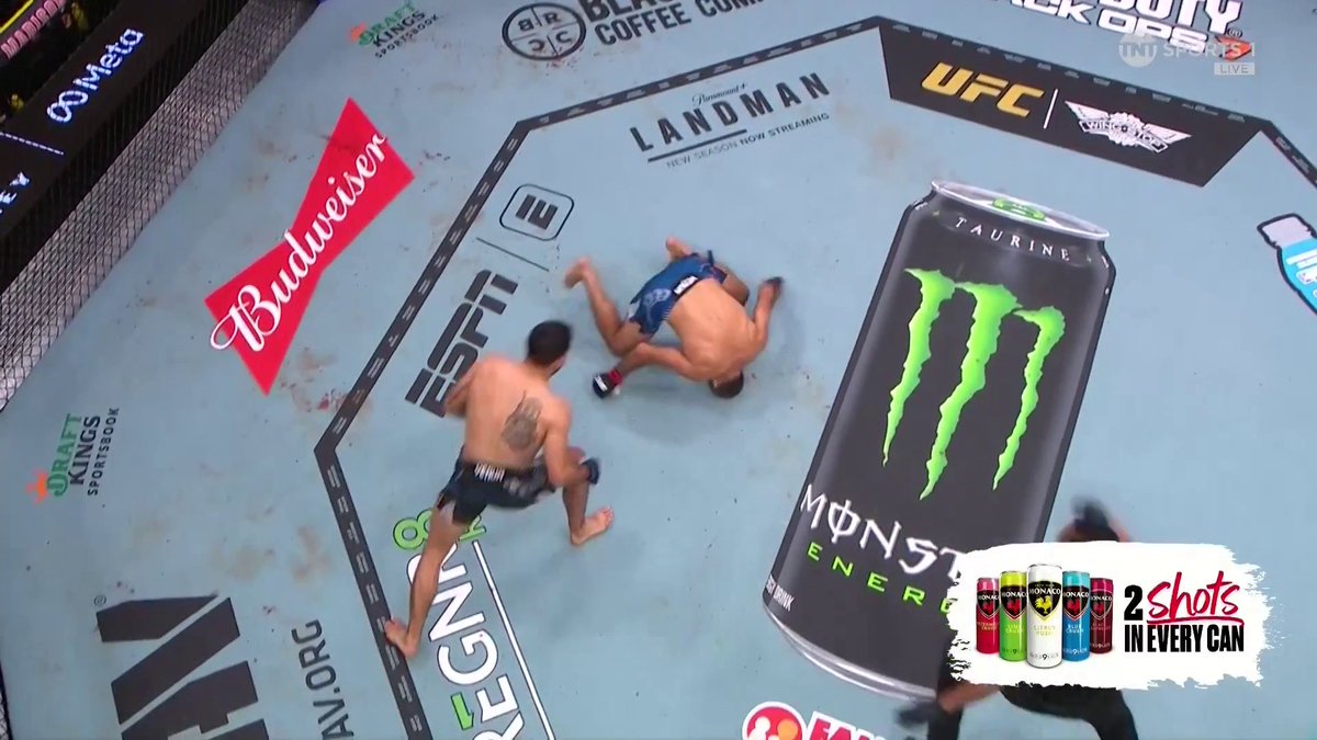 Benoît Saint-Denis just finished Beneil Dariush in 16 seconds!!! 🇫🇷 🤯 #UFC322 | LIVE on TNT Sports &amp; discovery+